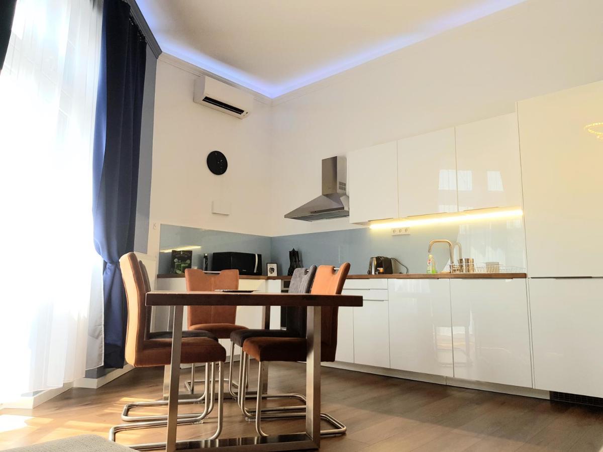 Luxurious Apartment With Balconies In Downtown Bp 부다페스트 외부 사진