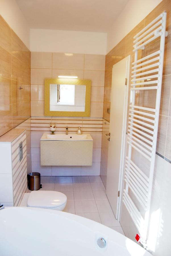 Luxurious Apartment With Balconies In Downtown Bp 부다페스트 외부 사진